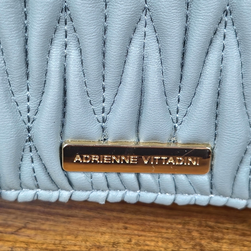 Adrienne Vittadini Quilted Green Wristlet with‎ Gold Hardware - Picture 4 of 8